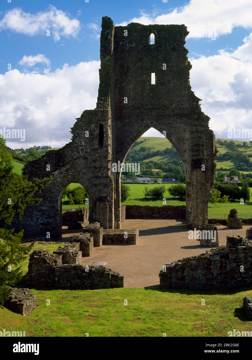 Vista e della navata troncata, torre centrale, transetto N e presbiterio di Talley Abbey, Carmarthenshire, Galles, Regno Unito. Fondata nel 1184-94 dal Signore Rhys. Foto Stock