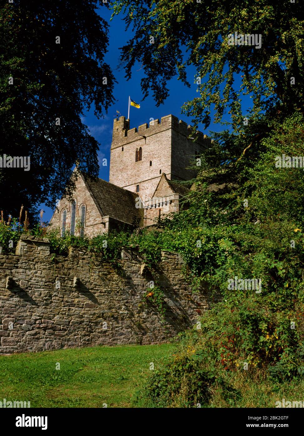 Vista a nord ovest del muro vicino, attraversando la torre e il transetto S della chiesa cattedrale di San Giovanni Evangelista, Brecon, Powys, Galles, Regno Unito. Foto Stock