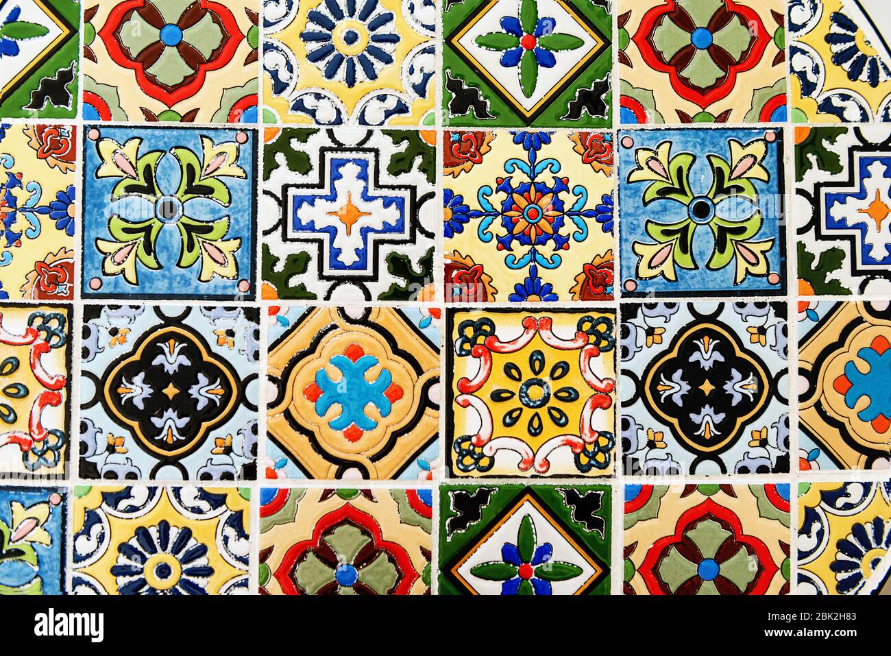 molte piastrelle di pavimentazione quadrate colorate vintage motivi di tessitura Foto Stock