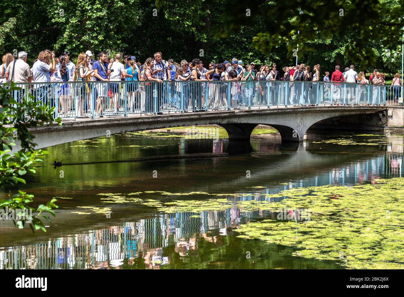 Il ponte pedonale del parco di St James è affollato di turisti e visitatori in una giornata estiva, Londra, Inghilterra, Regno Unito. Foto Stock