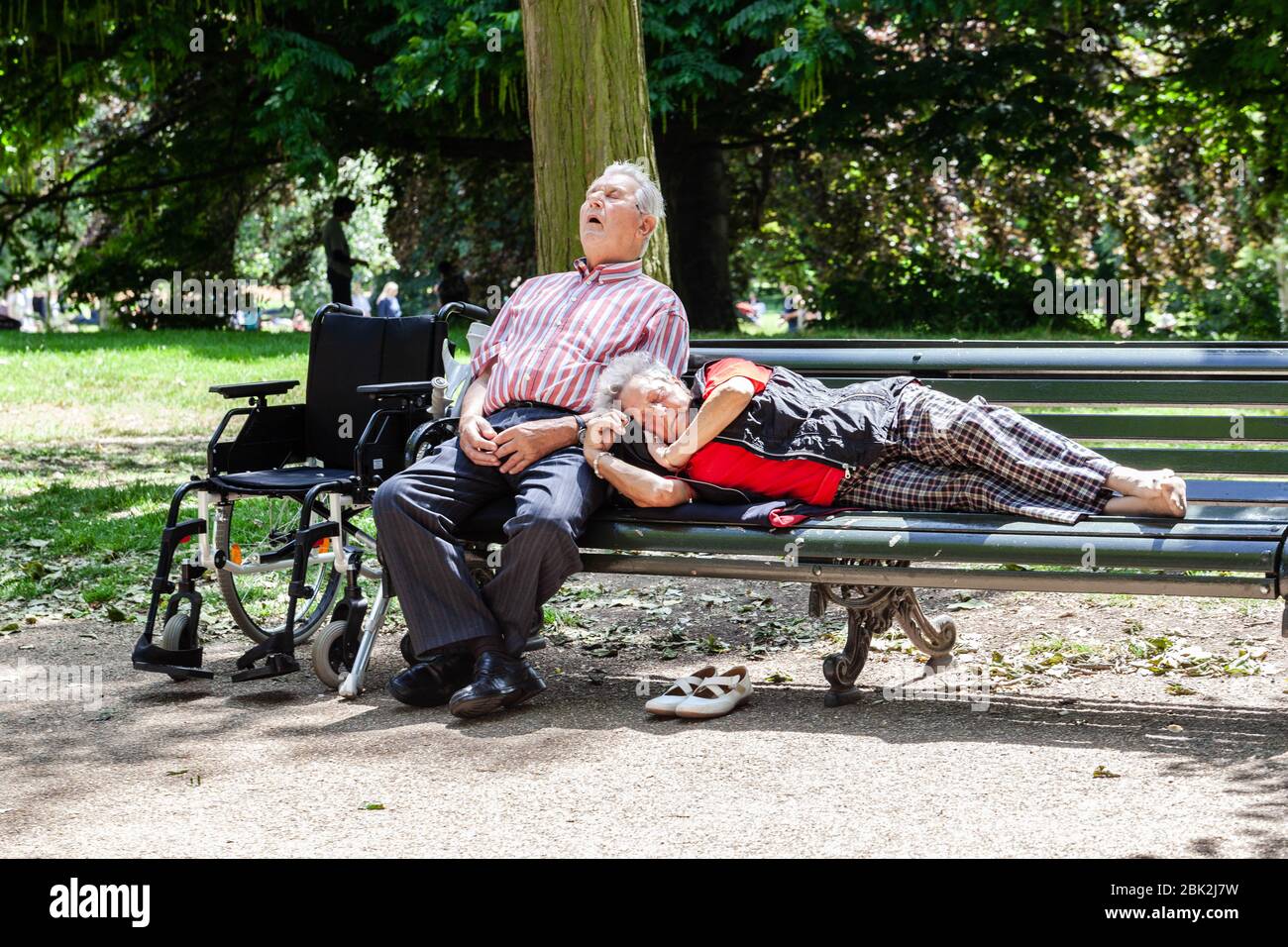Coppia anziana che riposa sul panchina del parco, Londra, Inghilterra, Regno Unito. Foto Stock
