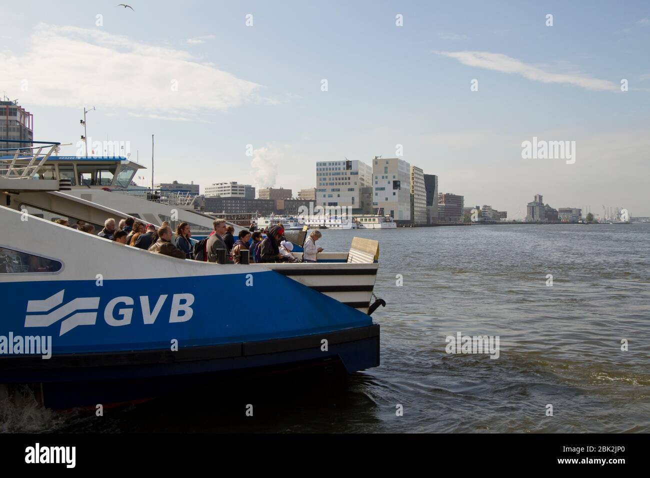 I passeggeri usufruiscono del servizio gratuito su uno dei traghetti GVB che collegano la stazione centrale con Amsterdam-Noord ad Amsterdam. Foto Stock
