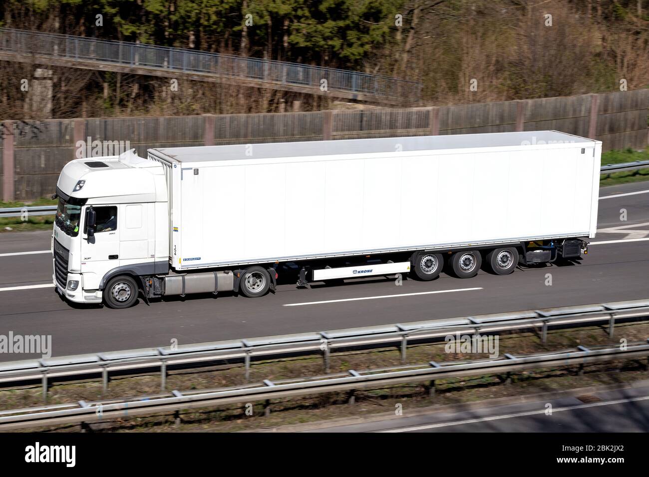 Veicolo DAF XF con rimorchio a cassone in autostrada. Foto Stock