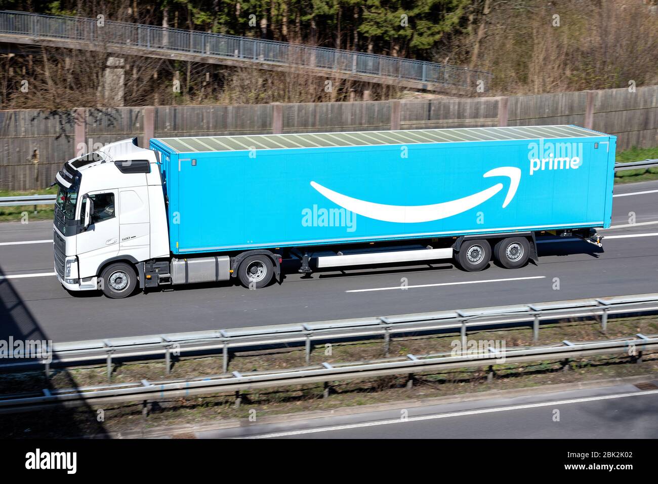 Volvo Truck FH con il primo rimorchio della scatola su autostrada. Foto Stock