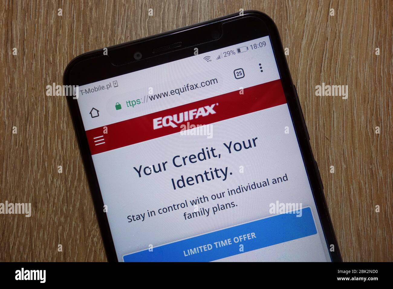 Sito Web Equifax (www.equifax.com) visualizzato sullo smartphone Foto Stock