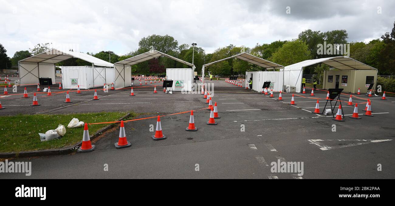 Baie vuote in una stazione di test drive-through per coronavirus nel parcheggio del Chessington World of Adventures Resort a sud-ovest di Londra. Foto Stock