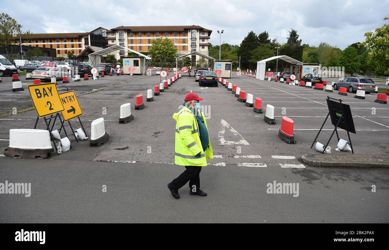 Una stazione di test per coronavirus drive-through nel parcheggio del Chessington World of Adventures Resort a sud-ovest di Londra. Foto Stock