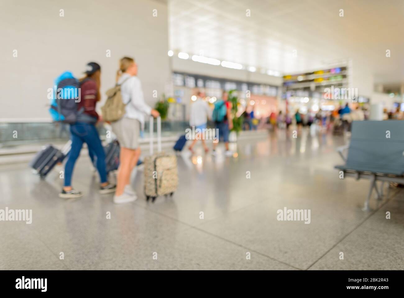 Check-in di partenza al terminal con defocused all'aeroporto con viaggiatori a piedi Foto Stock
