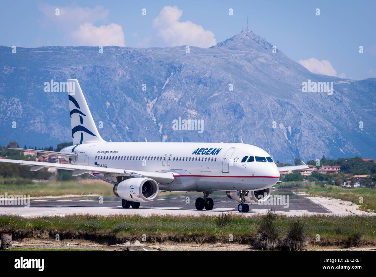 Aegean Airlines Airbus A319 aereo che tassava sulla pista all'aeroporto internazionale di Corfù. Foto Stock