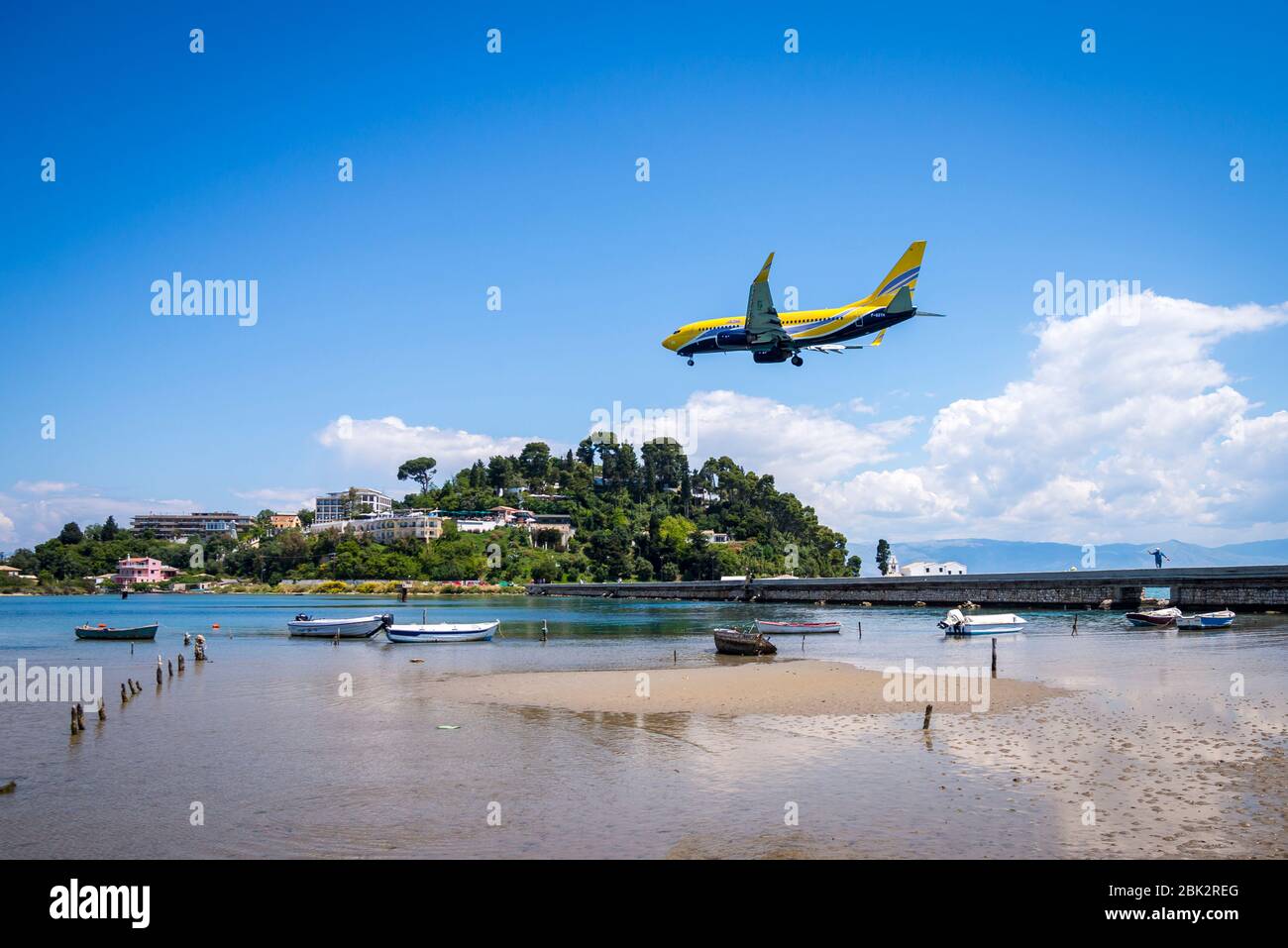 L'aereo ASL Airlines Boeing 737 arriva a terra sul mare all'aeroporto internazionale di Corfù. Foto Stock