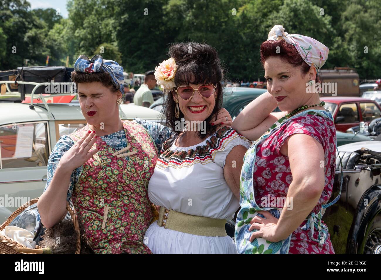 Tre ragazze vestite con abiti d'epoca al Vintage Nostalgia retro Forty's Festival nel Wiltshire Inghilterra UK. Foto Stock