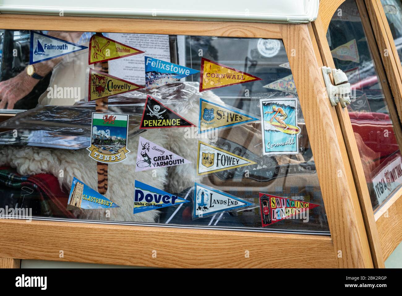 Un classico Mini Traveller con cornice in legno con pennant di posti in viaggio esposti nei finestrini posteriori. Inghilterra, Regno Unito. Foto Stock