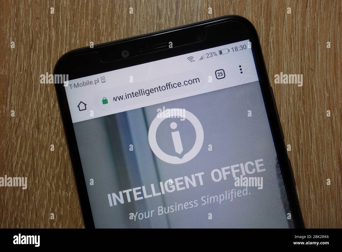 Sito Web di Intelligent Office (www.intelligentoffice.com) visualizzato sullo smartphone Foto Stock