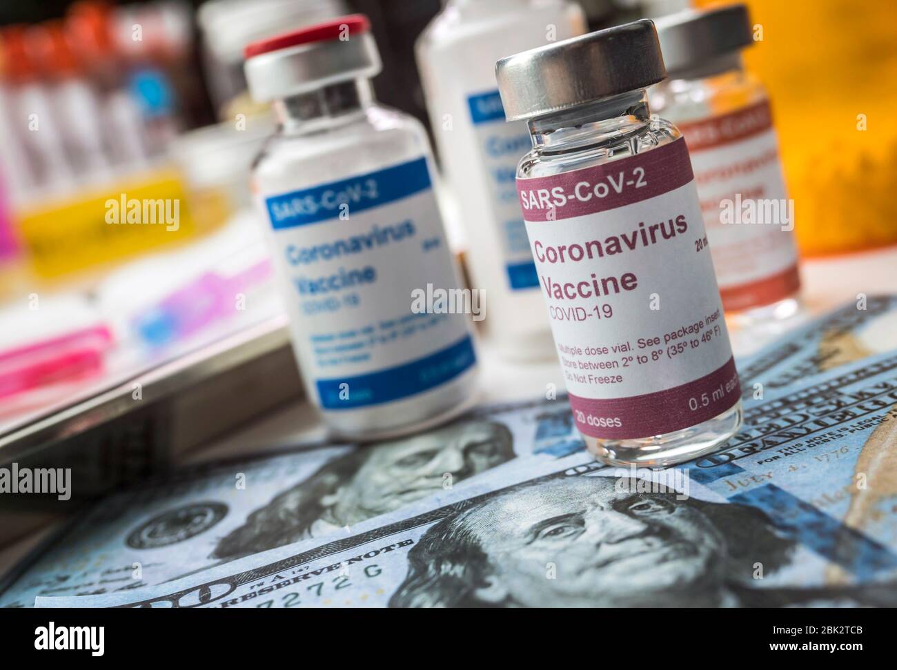 Fiala di coronavirus su banconote americane, immagine concettuale Foto Stock
