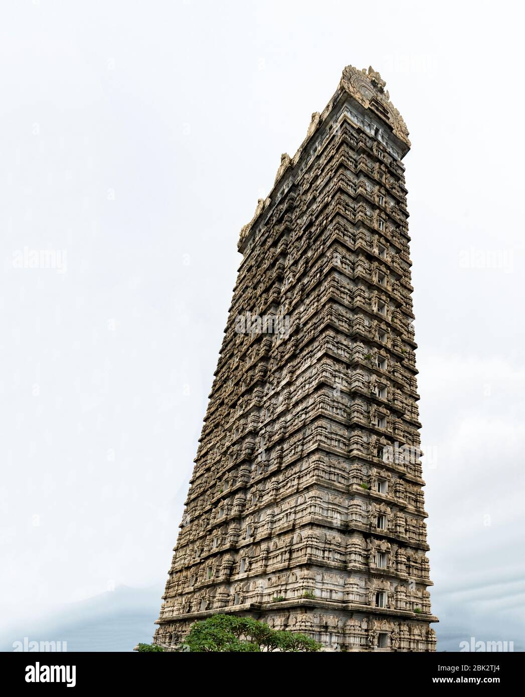 Vista laterale del famoso Gopuram a 20 piani all'ingresso del tempio Lord Shiva a Murudeshwar. Esempio di architettura Dravidiana dell'India medievale. Foto Stock