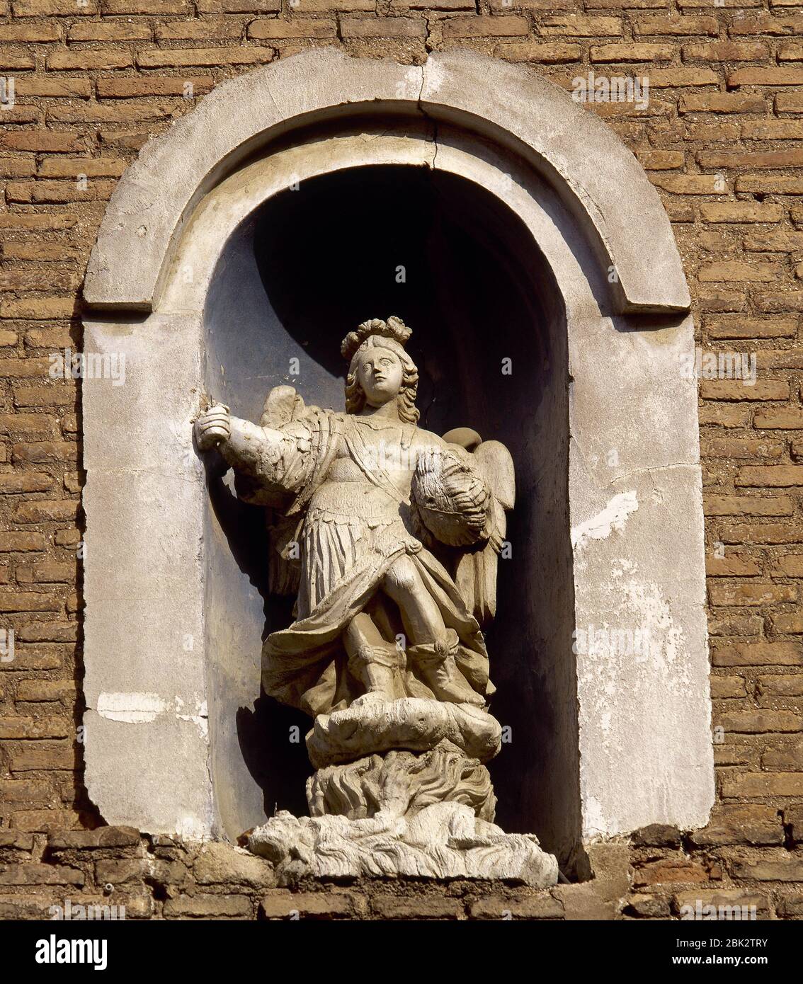 San Michele Arcangelo. Statua. Facciata della Chiesa di San Michele Arcangelo. Rincon del Soto, la Rioja, Spagna. Foto Stock