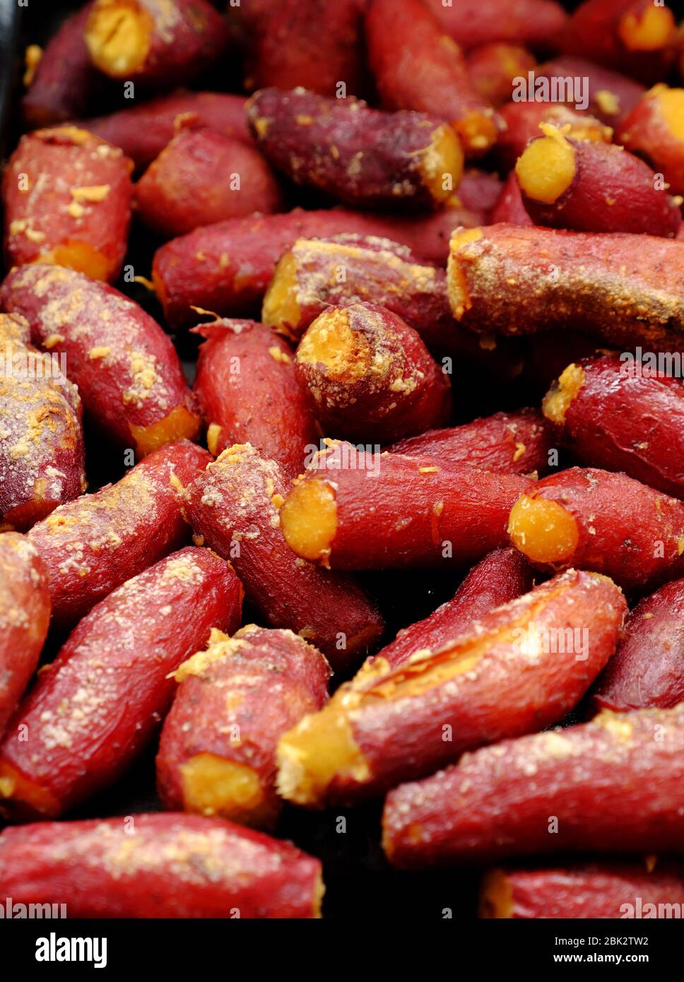 Alta vista casalinga vietnamita cibo per la dieta, patate dolci al forno con zucchero e zenzero in buccia rossa sul vassoio Foto Stock