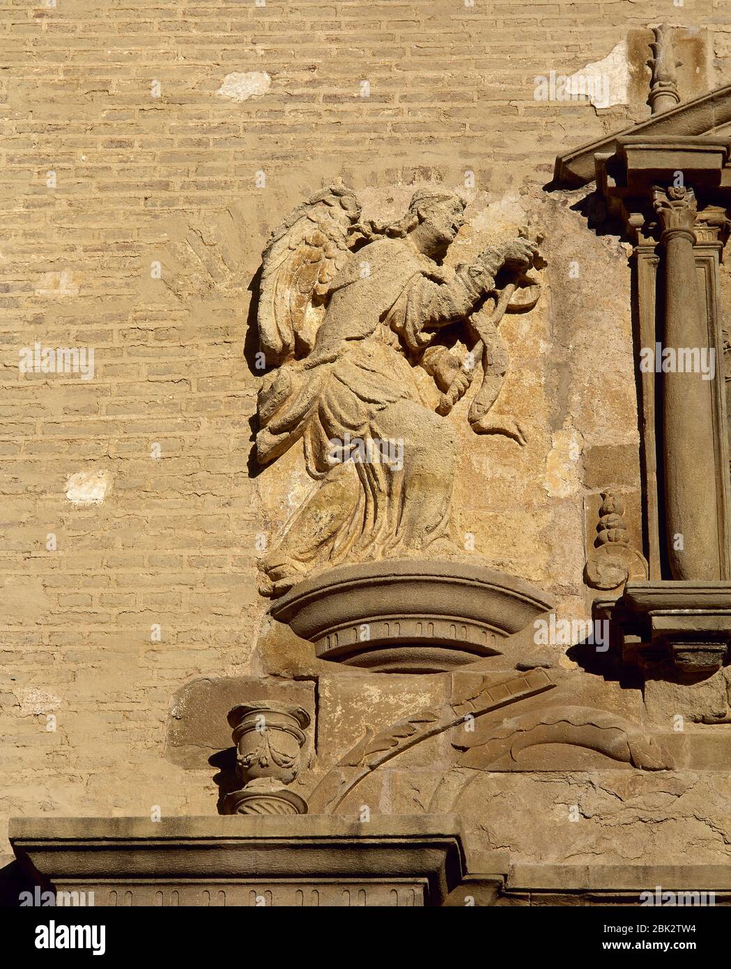 Spagna, Andalusia, provincia di Siviglia, Constantina. Chiesa dell'Incarnazione. Particolare della facciata ornata con scultura dell'Arcangelo Gabriel. Foto Stock