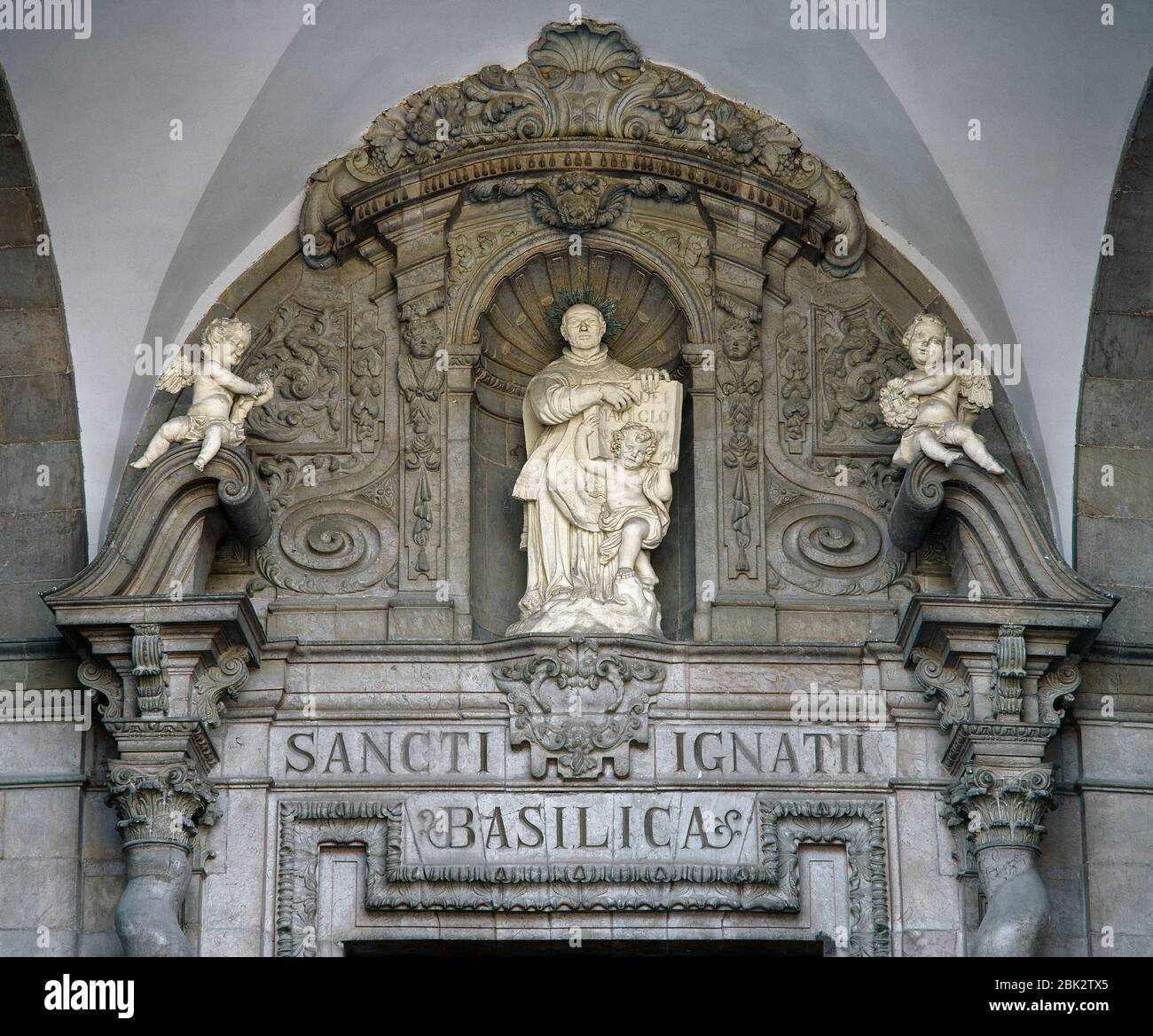 Sant'Ignazio di Loyola (1491-1556). Prete cattolico basco spagnolo, co-fondatore della Compagnia di Gesù (Gesuiti). Dettaglio scultoreo sul portico d'ingresso alla Basilica del Santuario di Loyola. Azpeitia, provincia di Guipuzcoa, Paesi Baschi, Spagna. Foto Stock