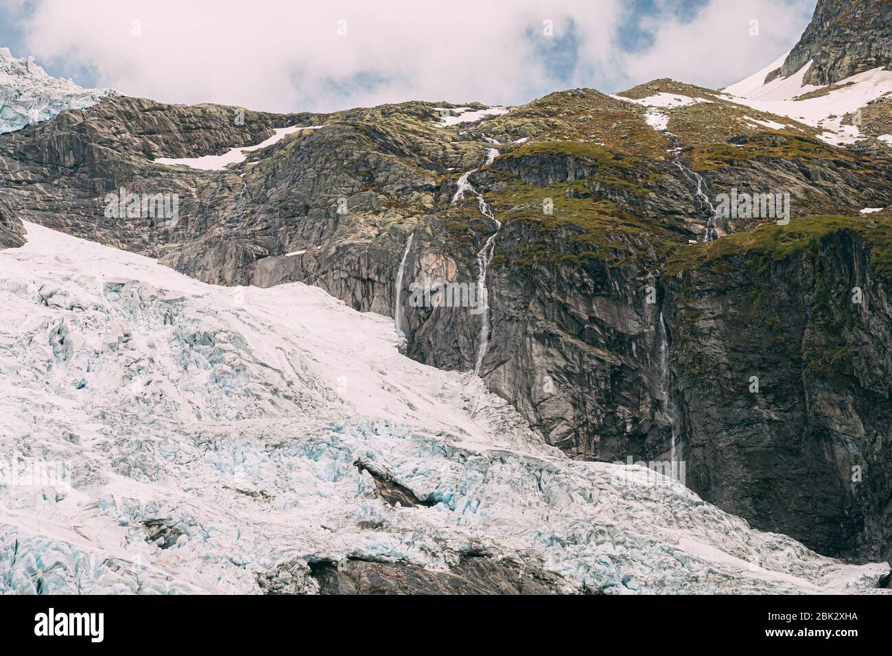 Jostedalsbreen National Park, Norvegia. Vista ravvicinata della fusione del ghiaccio e neve, piccole cascate sul ghiacciaio Boyabreen In estate giornata di sole. Famoso Norwegi Foto Stock