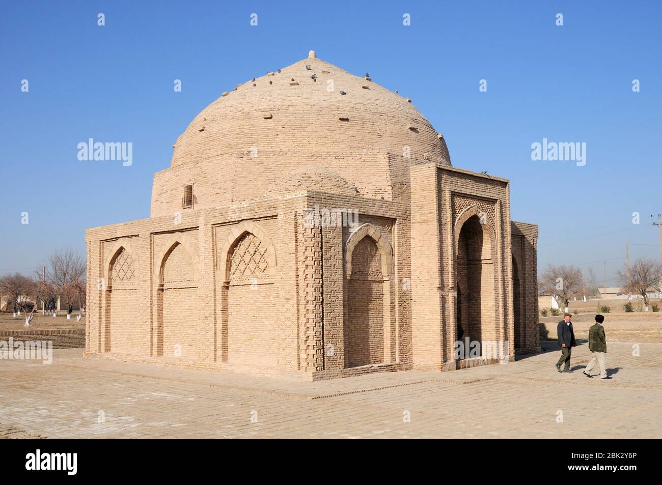 Alemberdar Mausoleum si trova a Turkmenabat, Turkmenistan. La tomba fu costruita nel 12 ° secolo durante il periodo Grande Seljuk. Foto Stock