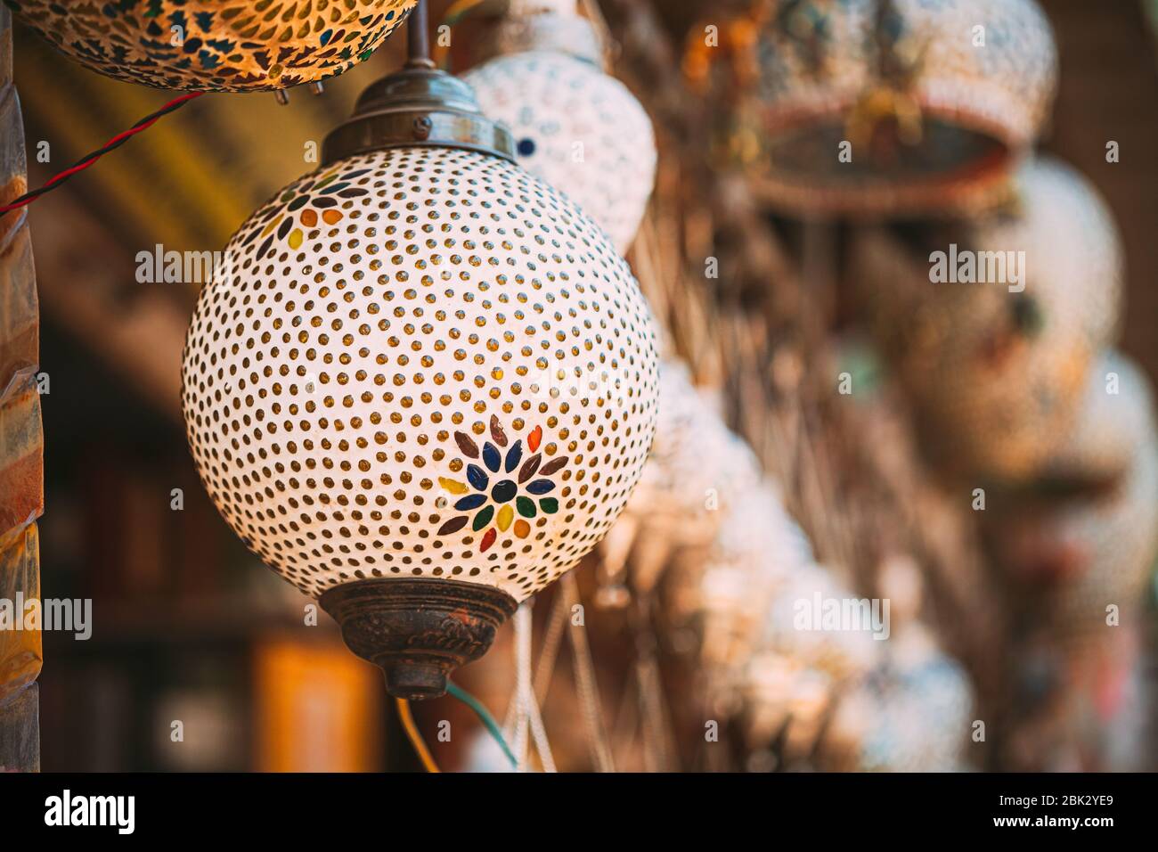 India. Mercato con molte lampade e Lanterne tradizionali indiane colorate  fatte a mano. Lanterne Hanging in Vendita. Souvenir popolari dall'India  Foto stock - Alamy