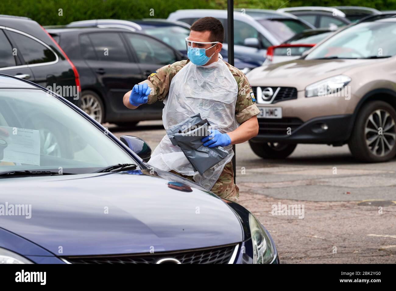 Covid-19 Coronavirus mobile pop-up drive da impianto di test nel parcheggio di Rugby, Warwickshire, Regno Unito con equipaggio dell'esercito britannico per l'NHS Foto Stock