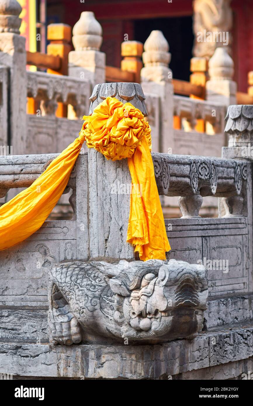 Tempio di Confucio, un sito patrimonio mondiale dell'UNESCO a Qufu, luogo di nascita di Confucio. Sciarpe di seta gialla che decorano le colonne di marmo, cultura cinese Foto Stock