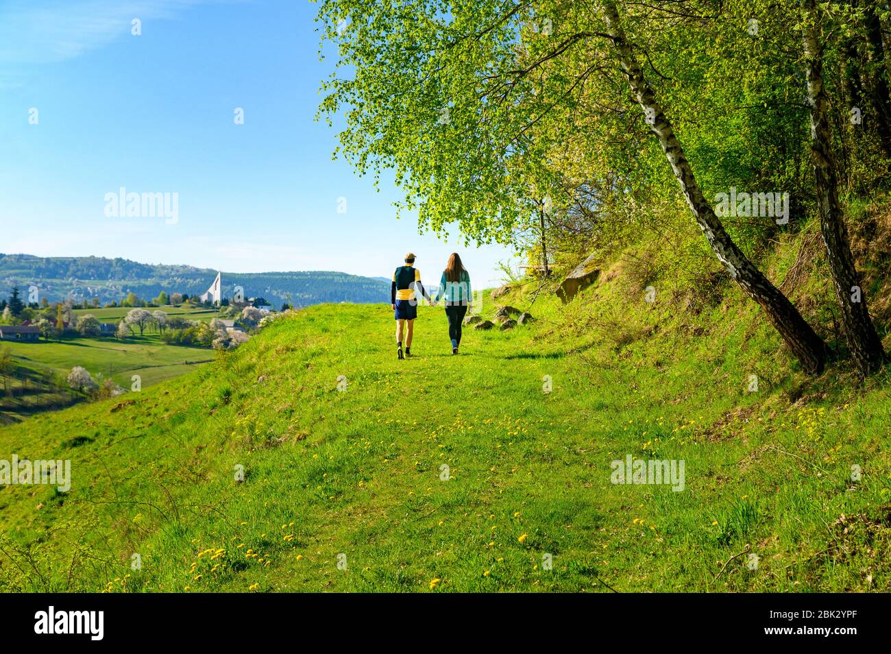 Giovane coppia in Amore camminare in primavera bellissimo paesaggio mattutino. Hrinova, Slovacchia, europa Foto Stock