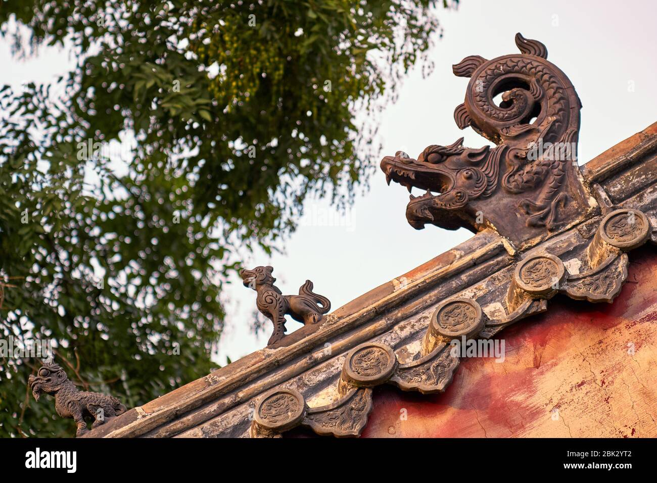 Decorazioni cinesi a forma di tetto, dettagli architettonici dal complesso del Tempio di Confucio, sito patrimonio mondiale dell'UNESCO a Qufu, provincia di Shandong, CH Foto Stock