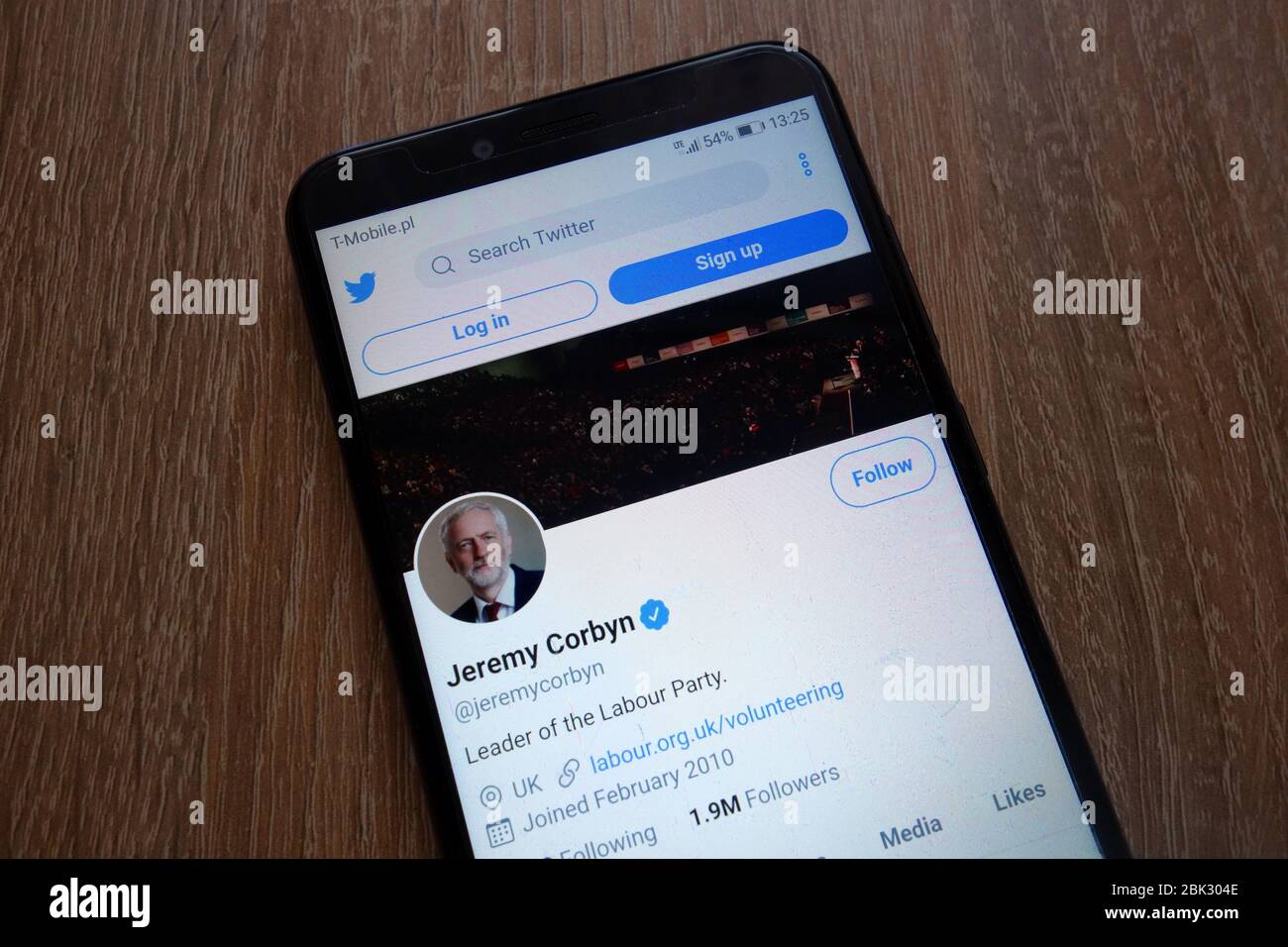 Pagina ufficiale Twitter di Jeremy Corbyn visualizzata sullo smartphone Foto Stock