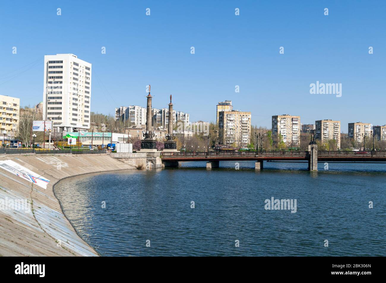 Vista sul fiume Kalmius e ponte su di esso a Donetsk. Ucraina. DPR Foto Stock