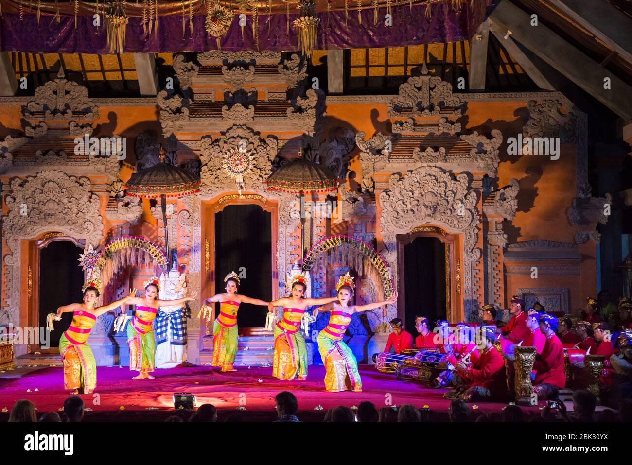 Spettacolo di una tradizionale danza balinese sul palco a Ubud, Bali, Indonesia Foto Stock