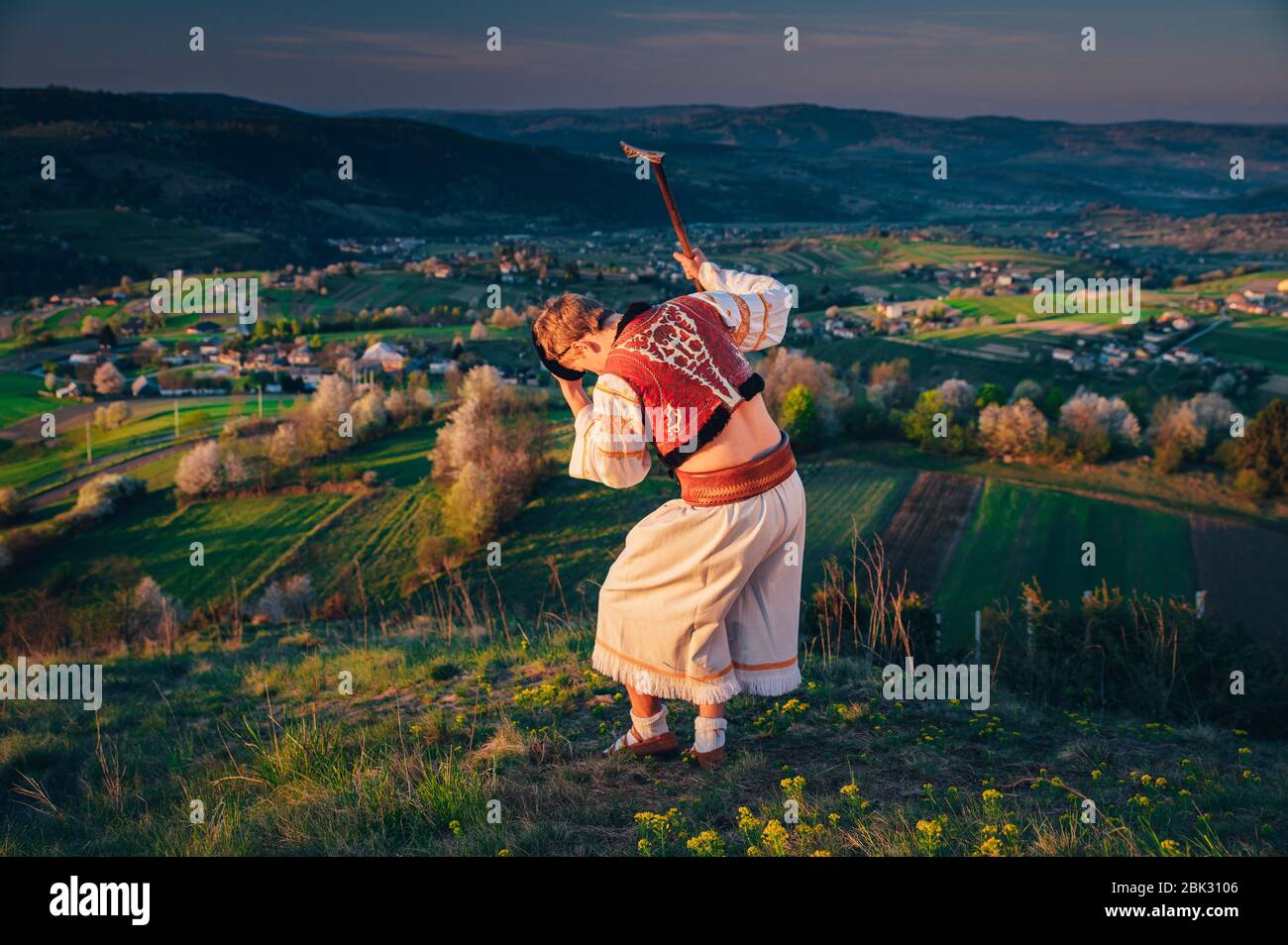 Uomo in tradizionale slovacco abito danza folcloristica nella natura primaverile. Hrinova slovacchia Foto Stock