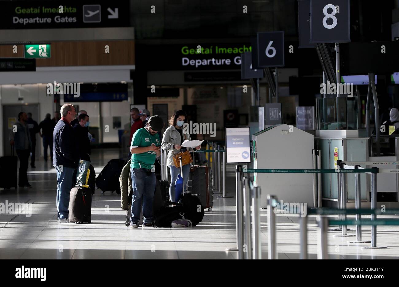 Persone nella zona partenze del terminal uno all'aeroporto di Dublino. Ryanair ha annunciato che fino a 3,000 posti di lavoro tra piloti e equipaggi di cabine saranno tagliati in un programma di ristrutturazione che potrebbe anche comportare congedi non retribuiti, una riduzione dei salari fino al 20% e la chiusura di 'un certo numero di basi di aeromobili in tutta Europa' fino a quando la domanda di viaggi aerei non recupera. Data foto: Venerdì 1 maggio 2020. Vedi la storia PA SALUTE Coronavirus. Il credito fotografico dovrebbe leggere: Brian Lawless/PA Wire Foto Stock