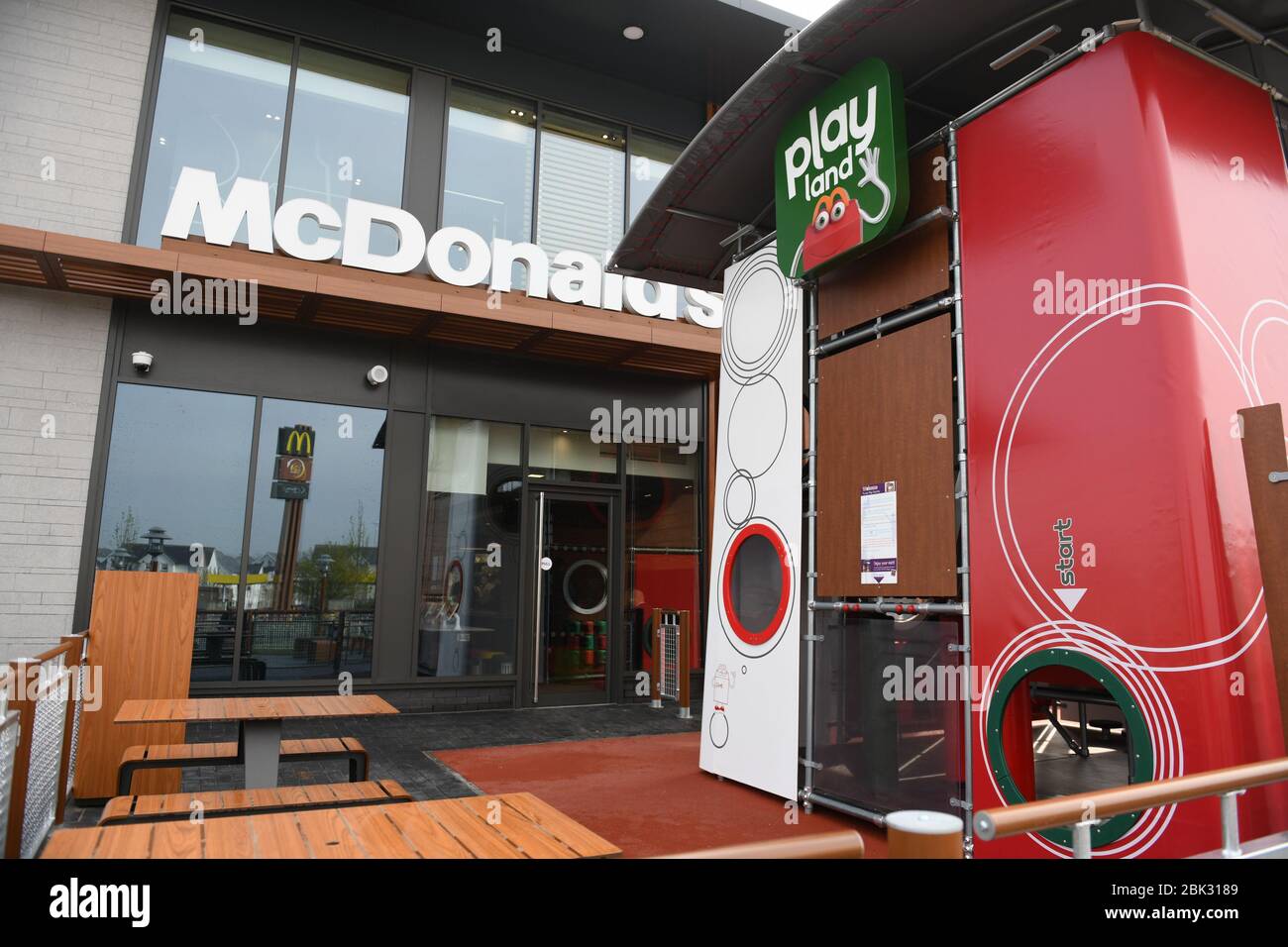 Esterno di un tipico ristorante McDonald nel Regno Unito senza persone nella foto. L'immagine mostra l'esterno di un edificio con drive-through. Foto Stock