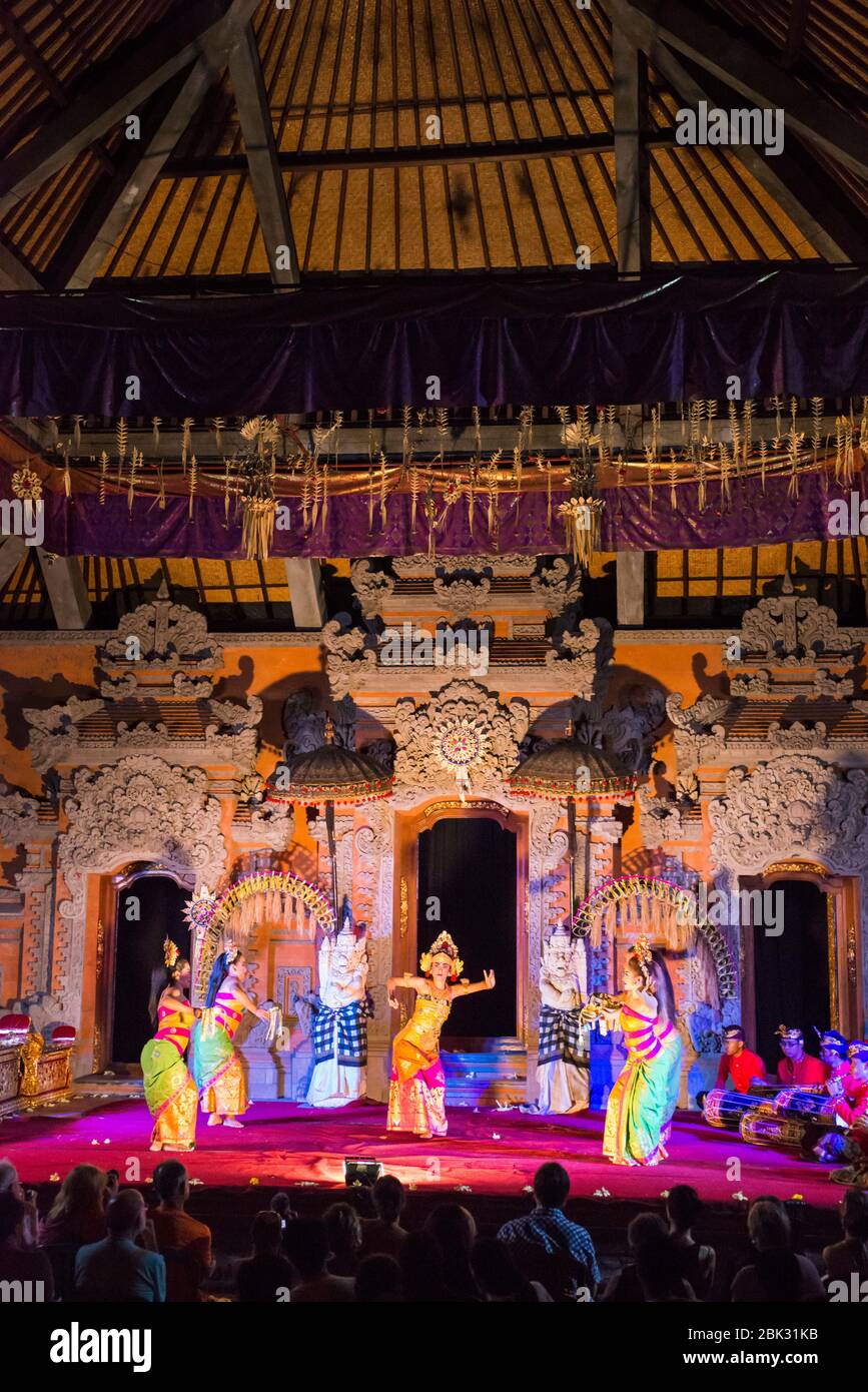 Spettacolo di una tradizionale danza balinese sul palco a Ubud, Bali, Indonesia Foto Stock