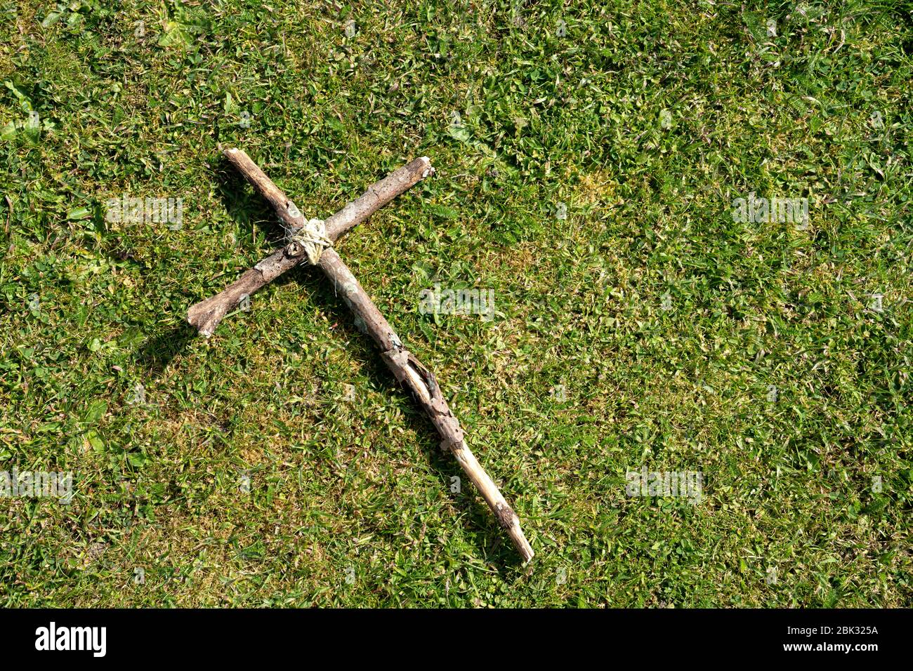 Una croce di legno fatta da bastoni posati sull'erba Foto stock - Alamy