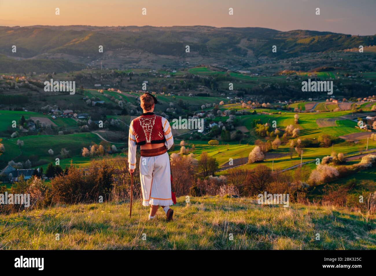 Tradizionale abito Folk nel paesaggio primaverile mattina. Hrinova, Slovacchia Foto Stock