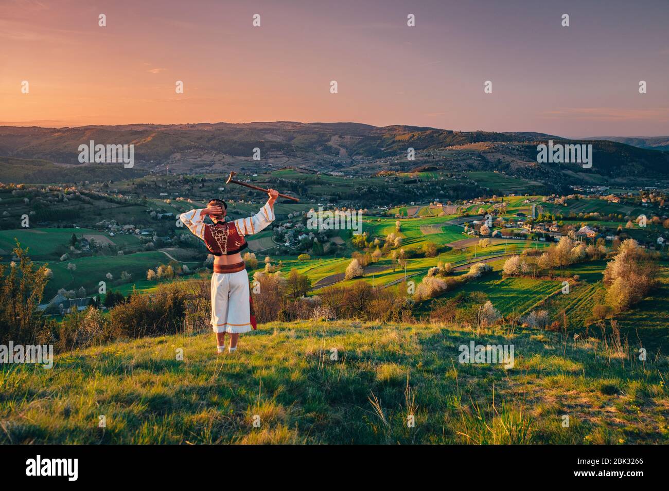 Uomo in tradizionale abito folk slovacco in piedi nella natura primaverile. Hrinova slovacchia Foto Stock