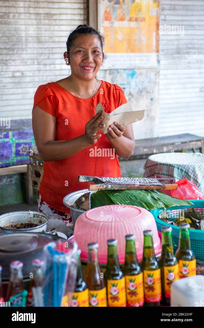 Donna balinese che vende cibo sul lato della strada, Ubud, Bali, Indonesia Foto Stock