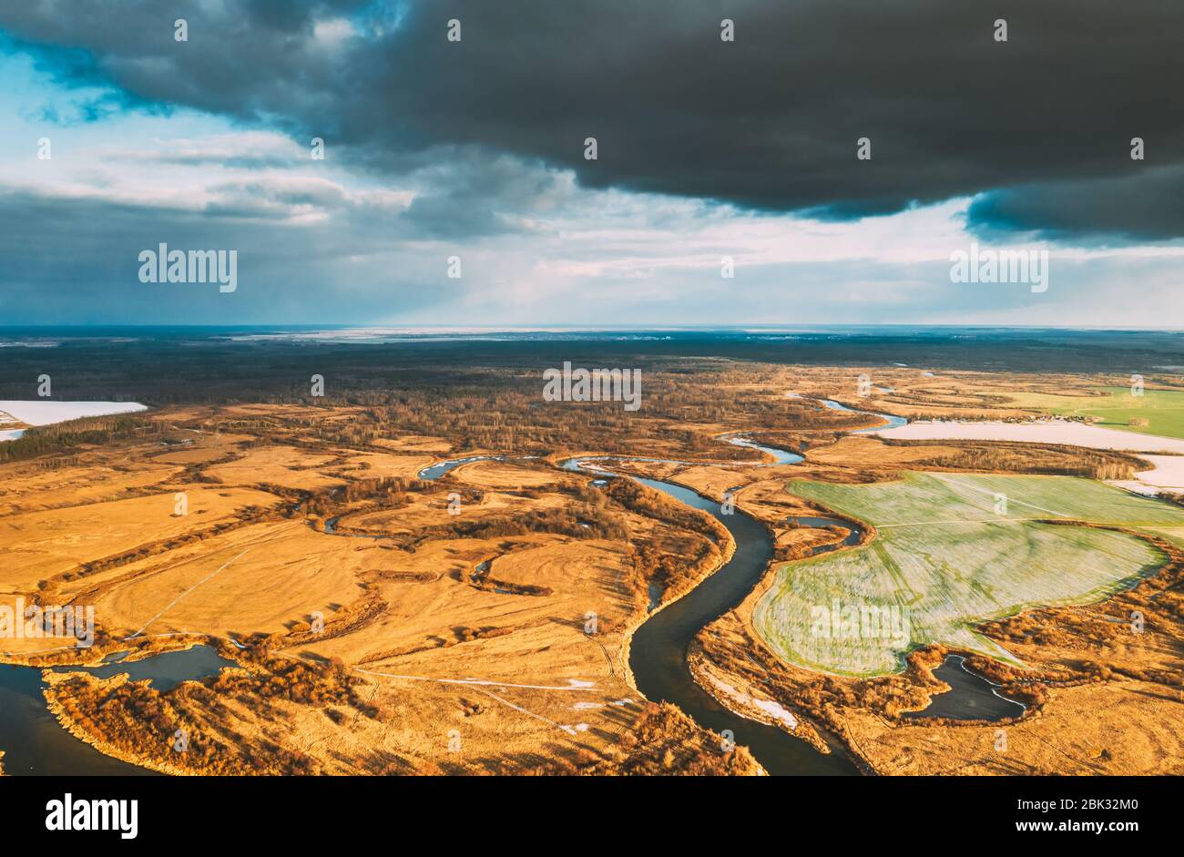 Europa. Vista aerea dell'erba secca e del paesaggio del fiume curvo parzialmente congelato in autunno. Vista alta. Marsh Bog. Vista drone. Vista panoramica. Foto Stock