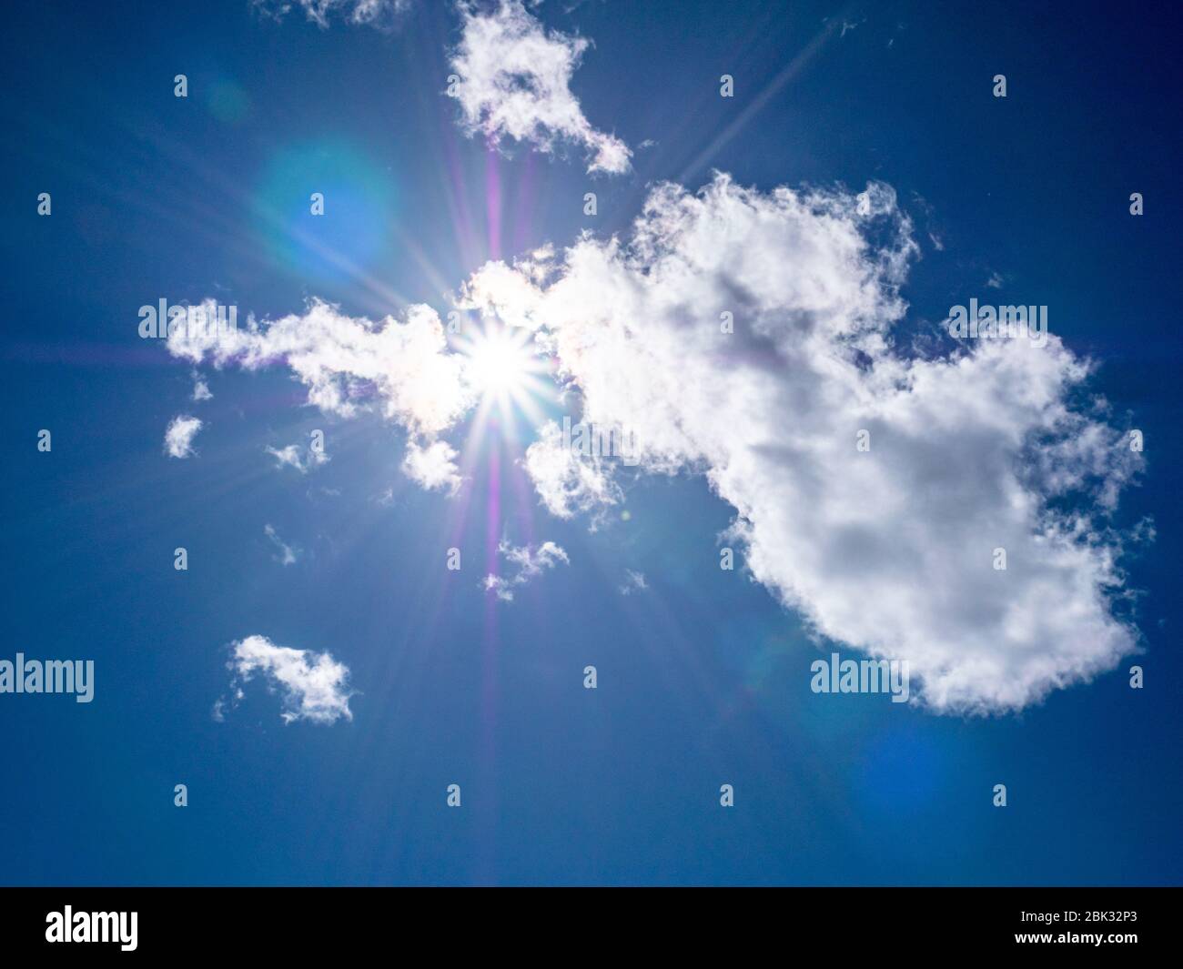 Paesaggio nuvoloso con texture sole Foto Stock