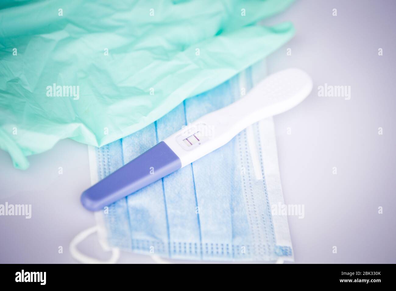 Test di gravidanza positivo durante la pandemia di coronavirus Foto Stock