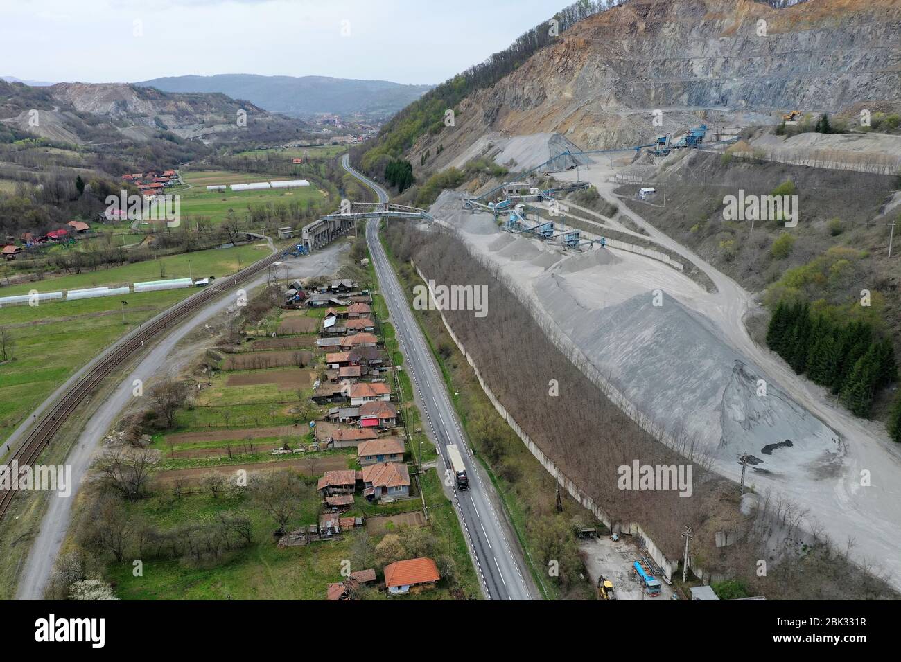 Veduta aerea dell'unica cava di granito della Transilvania situata nel villaggio di Bologa. Viene sfruttato da macchine e dinamite, quindi le pietre grandi sono p Foto Stock