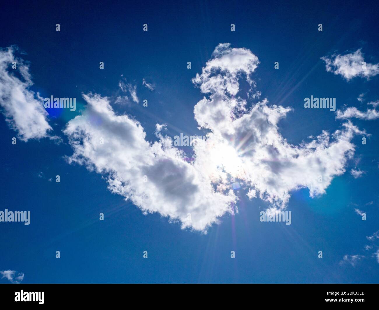 Nuvola di fronte alla struttura del sole Foto Stock