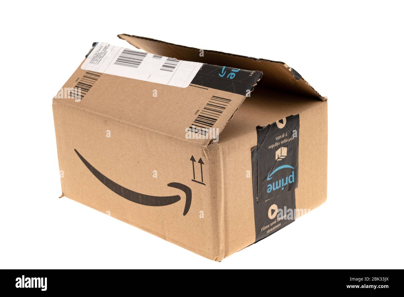 Londra, Regno Unito - 10 aprile 2020: Apertura del pacchetto o della scatola di spedizione Amazon prime su sfondo bianco. Amazon.com è stato online nel 1995 ed è ora Foto Stock