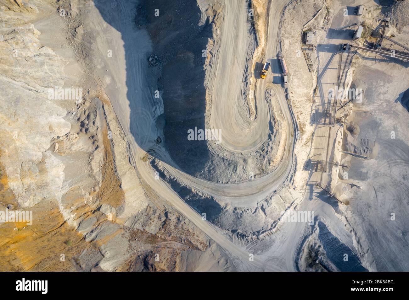Cava di granito Grandemar situata nel villaggio di Morlace, contea Transilvania, Romania. Attrezzature di scavo e di lavorazione. Giorno di sole. Foto Stock