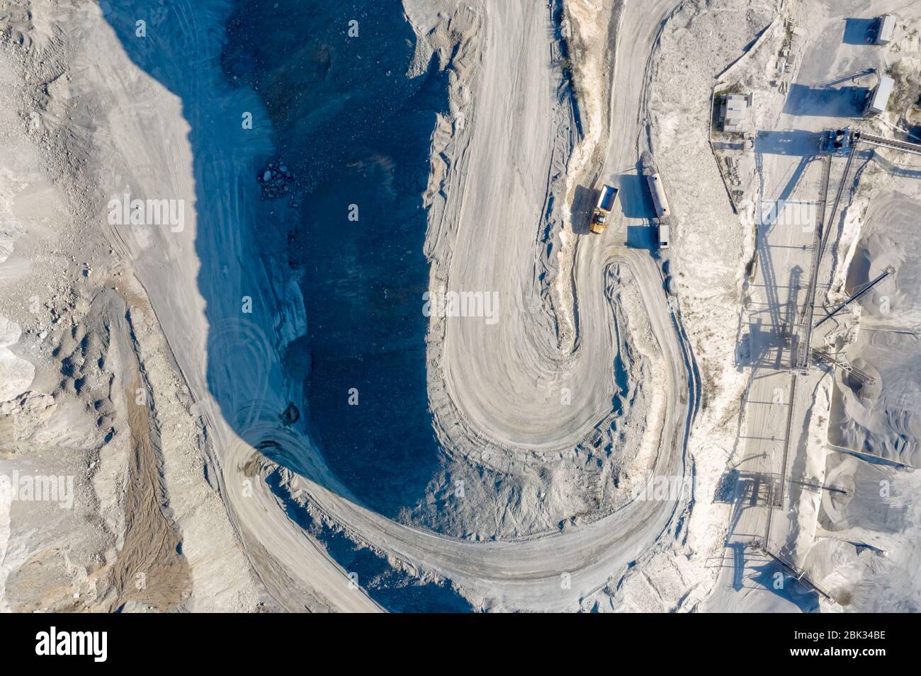 Cava di granito Grandemar situata nel villaggio di Morlace, contea Transilvania, Romania. Attrezzature di scavo e di lavorazione. Giorno di sole. Foto Stock