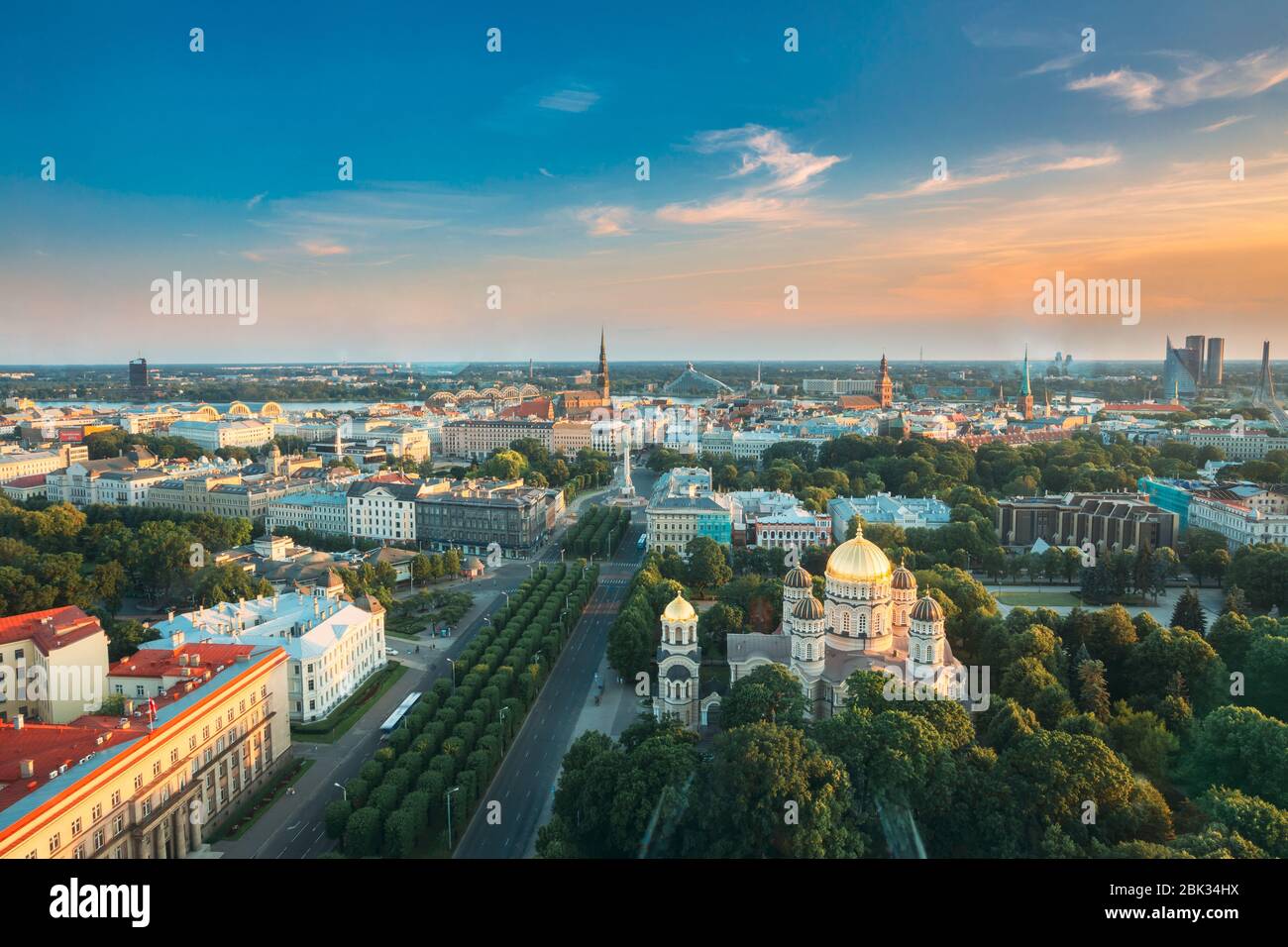 Riga, Lettonia - 2 Luglio 2, 2016: Riga Cityscape. Vista dall'alto di edifici il ministero della Giustizia della Corte suprema, gabinetto dei ministri in serata d'estate. Antenna Foto Stock